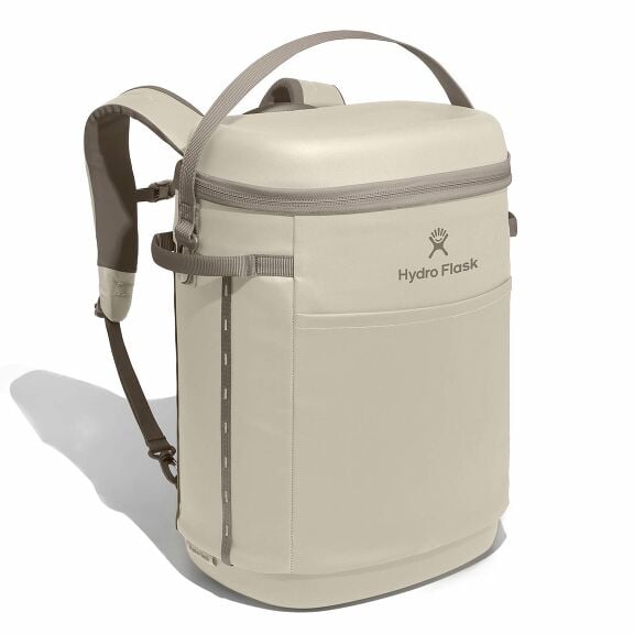 carryouttm-backpack-22-l-r9 18pco114-carryout-backpack-22l-oat-angled_1.jpg