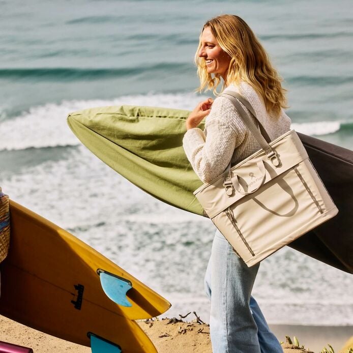 carryouttm-soft-cooler-tote-20-l-p8 hf_carryout_bouwer_d1_l1_torrey_pines_lifestyle_1142_1_1.jpg