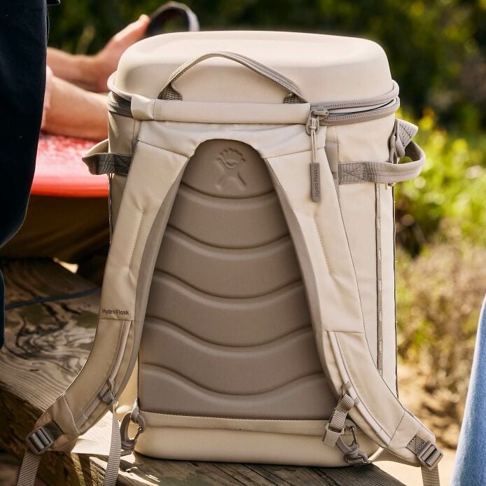 carryouttm-backpack-22-l-r9 hf_carryout_bouwer_d1_l1_torrey_pines_lifestyle_1841_3.jpg