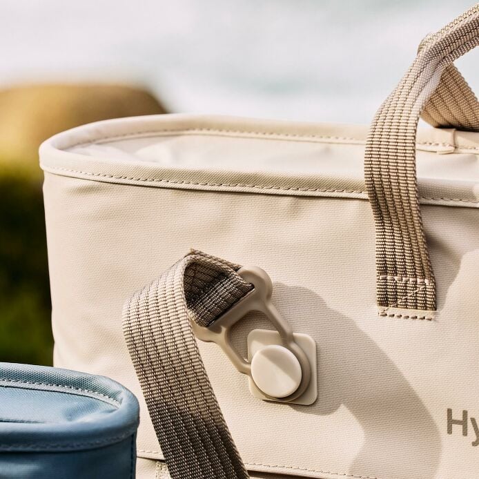 carryouttm-soft-cooler-tote-20-l-p8 hf_carryout_bouwer_d1_l1_torrey_pines_still_life_0123_9.jpg